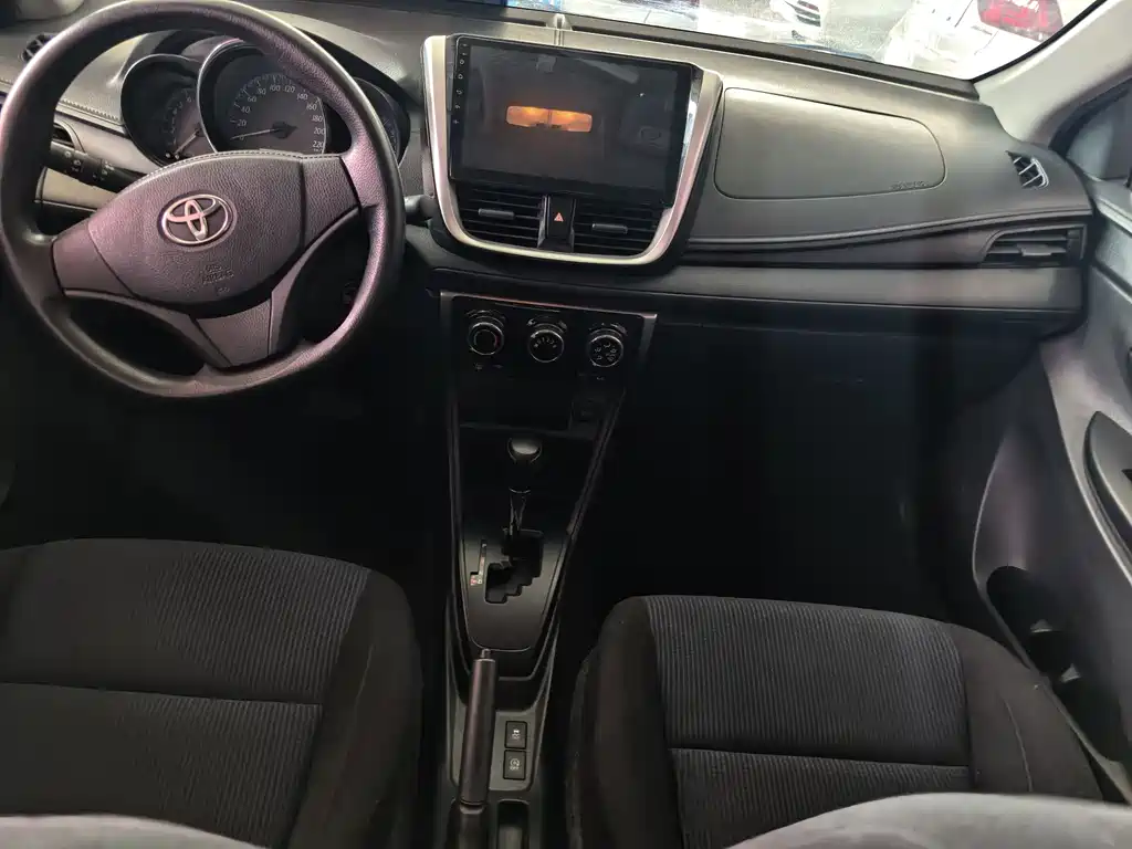 Toyota Yaris L — фото 7