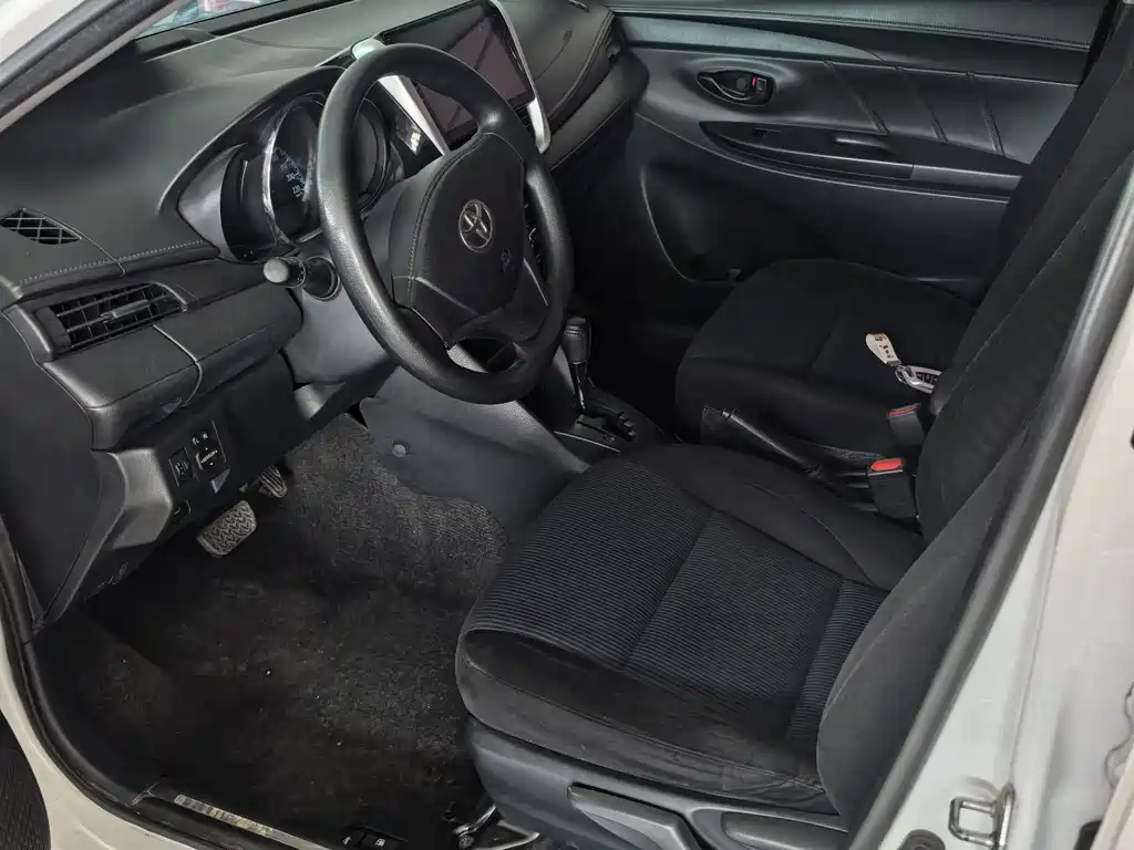 Toyota Yaris L — фото 8