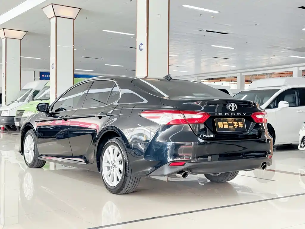 Toyota Camry — фото 5