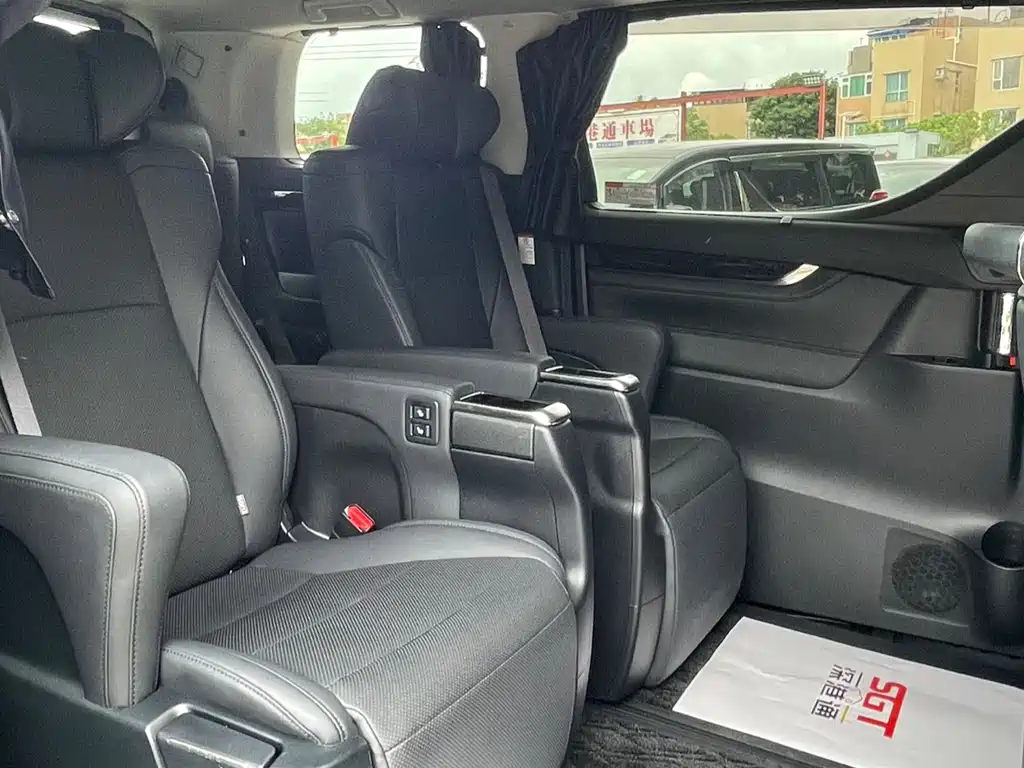 Toyota Alphard — фото 9