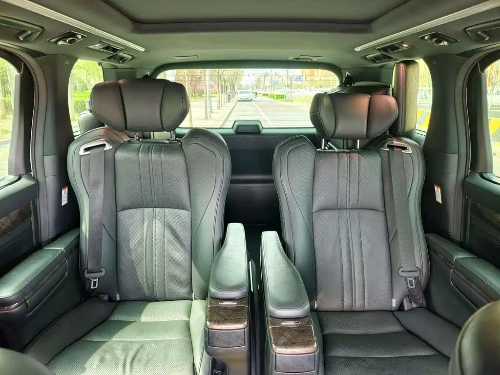 Toyota Alphard — фото 18