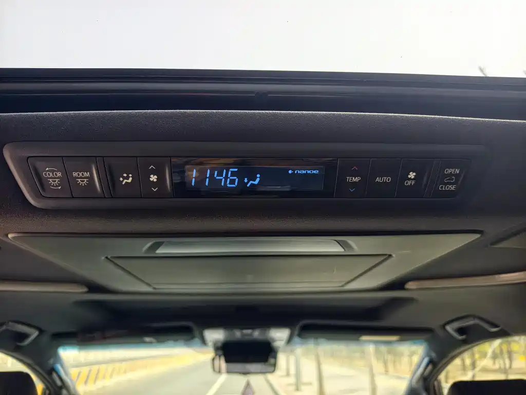 Toyota Alphard — фото 21