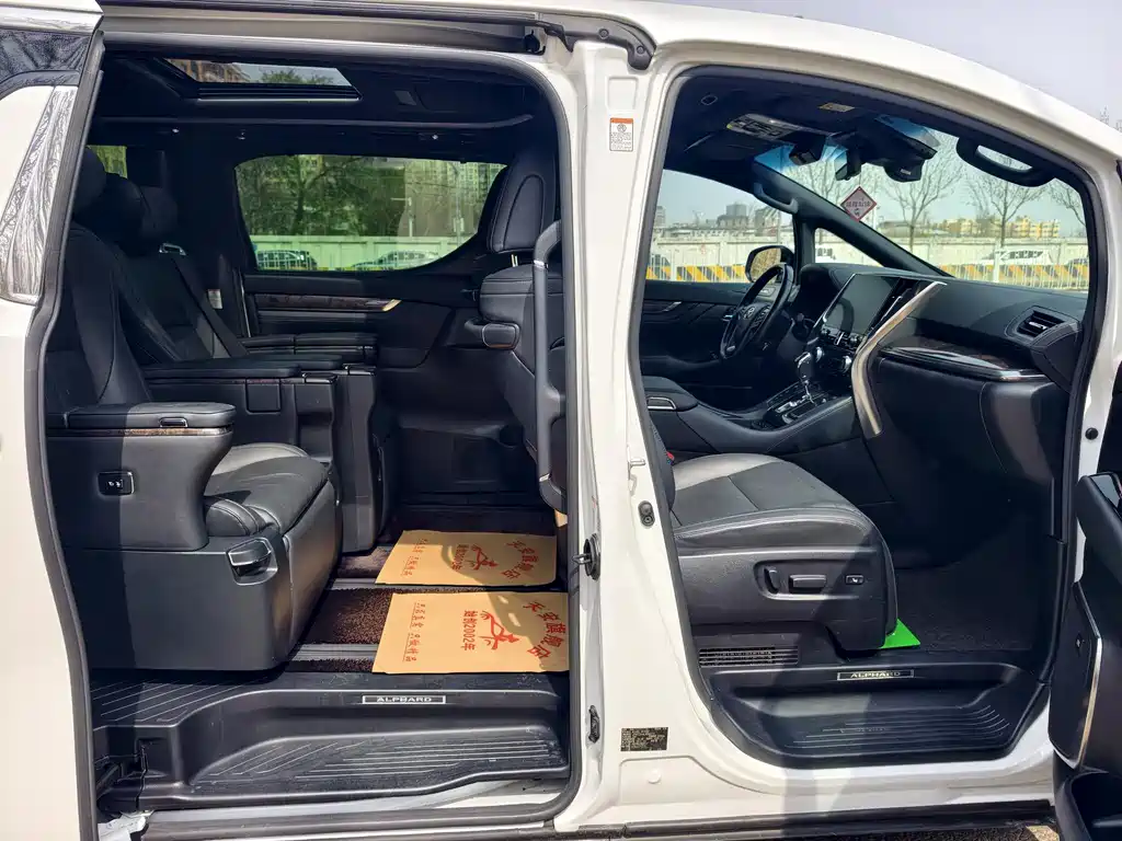 Toyota Alphard — фото 26