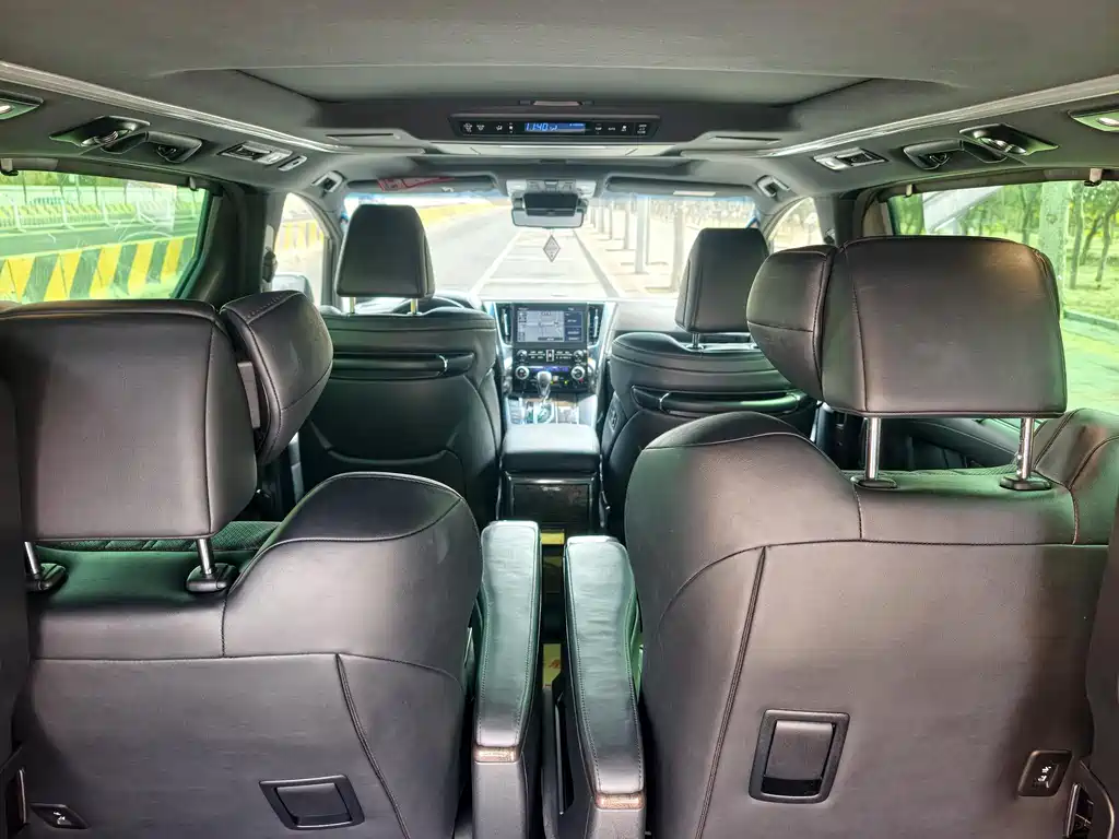 Toyota Alphard — фото 28