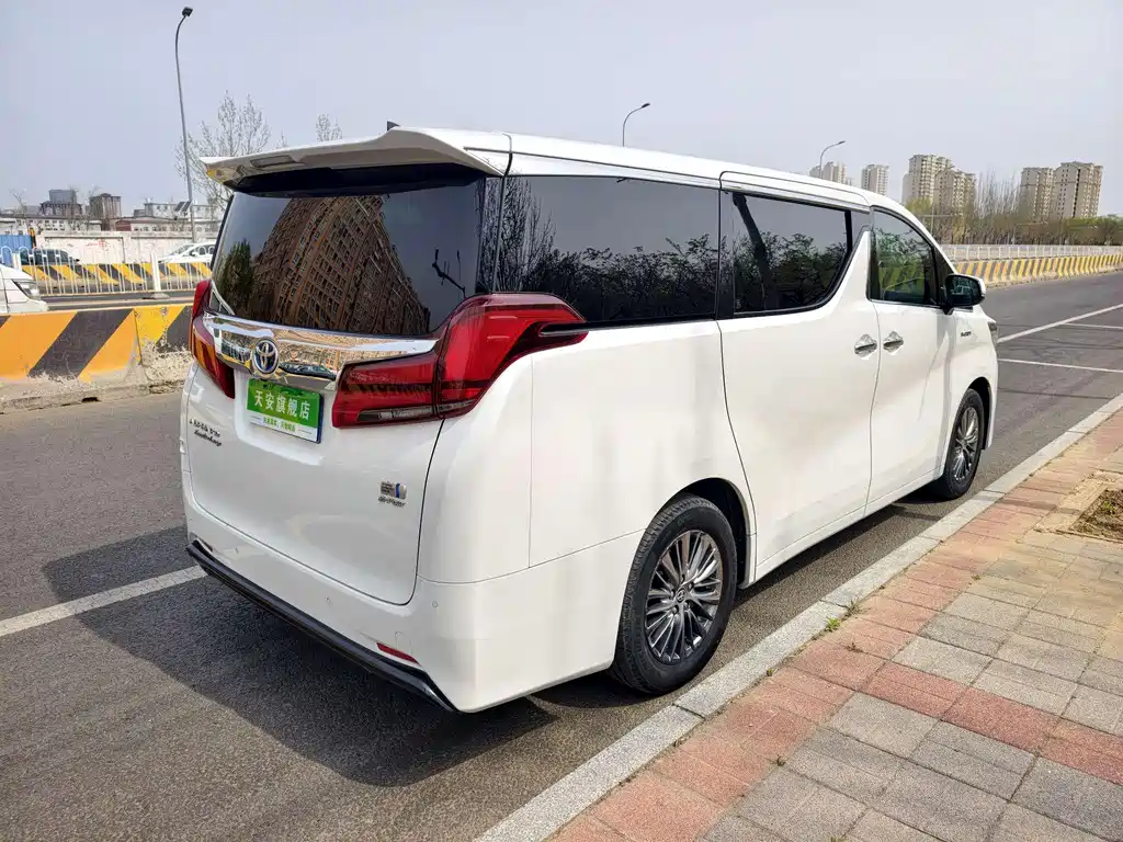 Toyota Alphard — фото 5