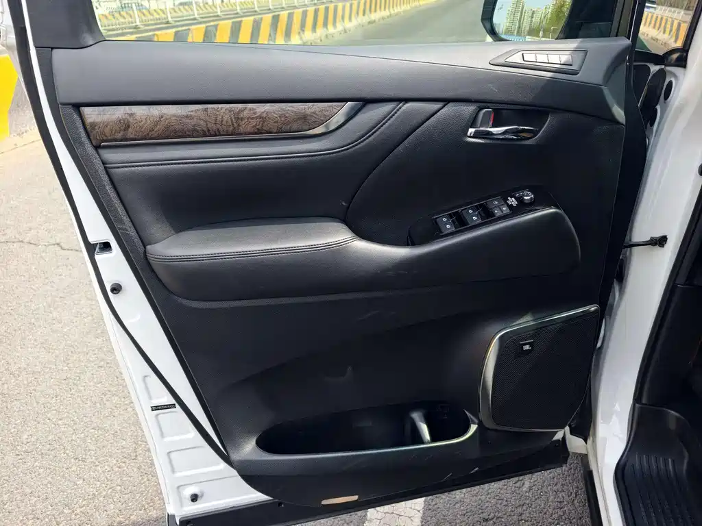 Toyota Alphard — фото 8