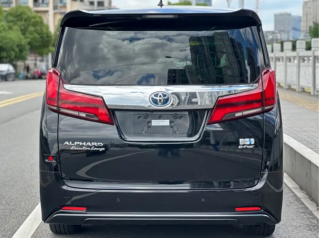 Toyota Alphard — фото 11