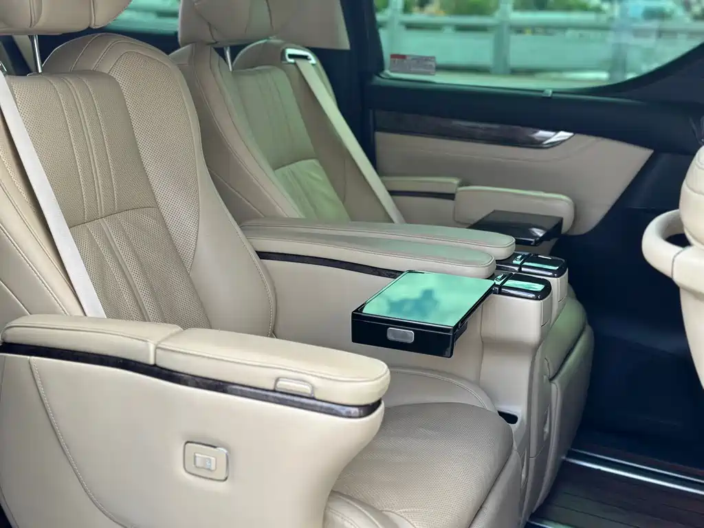 Toyota Alphard — фото 3