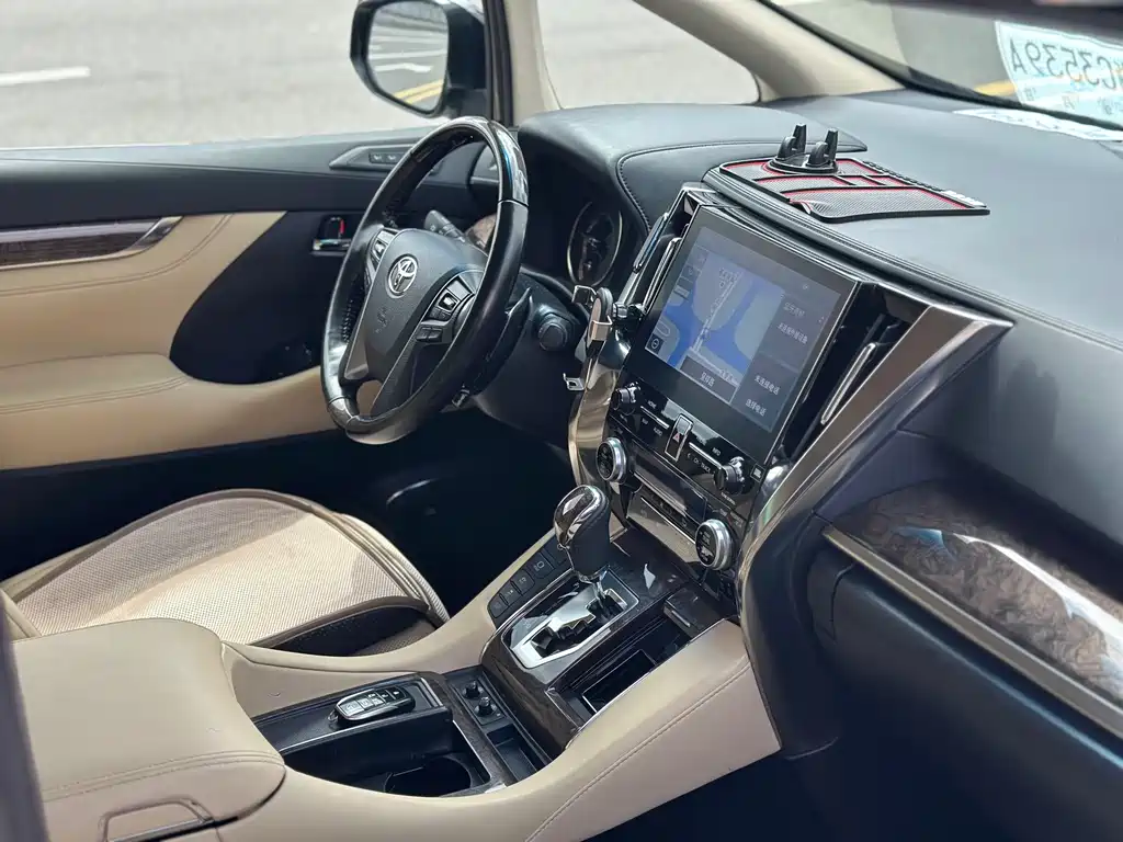 Toyota Alphard — фото 4