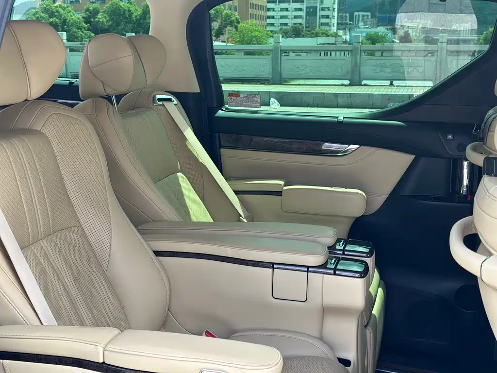 Toyota Alphard — фото 5