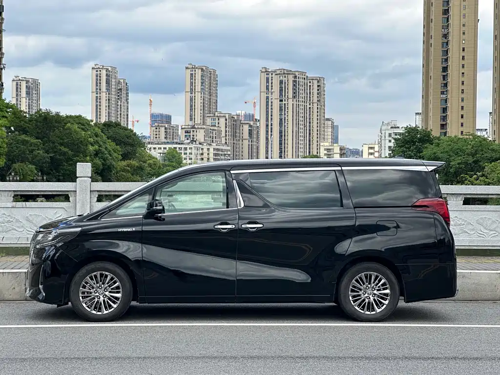 Toyota Alphard — фото 9