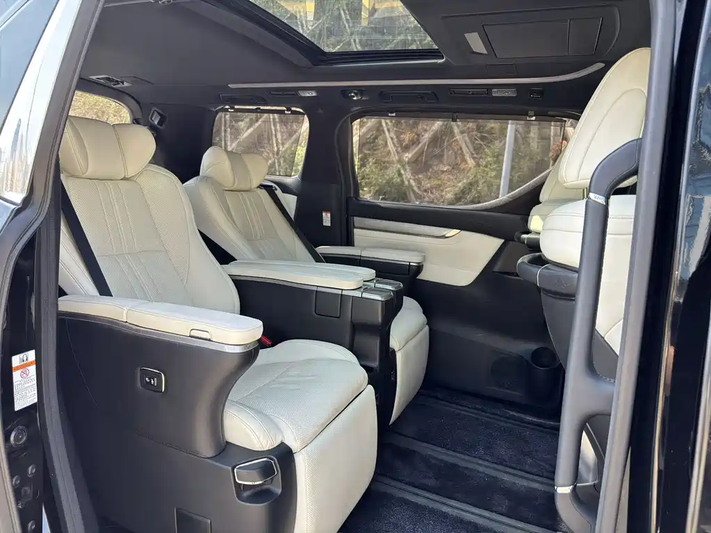 Toyota Alphard — фото 4