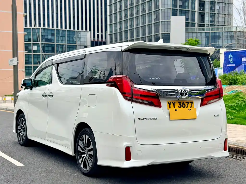 Toyota Alphard — фото 11