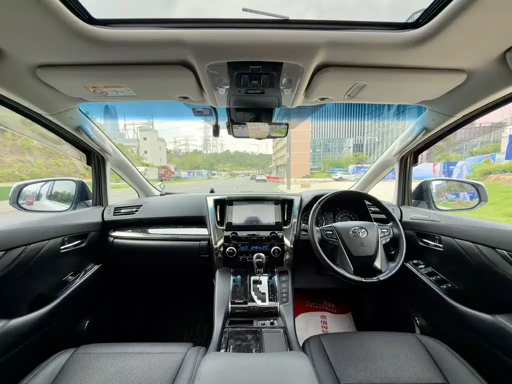 Toyota Alphard — фото 4
