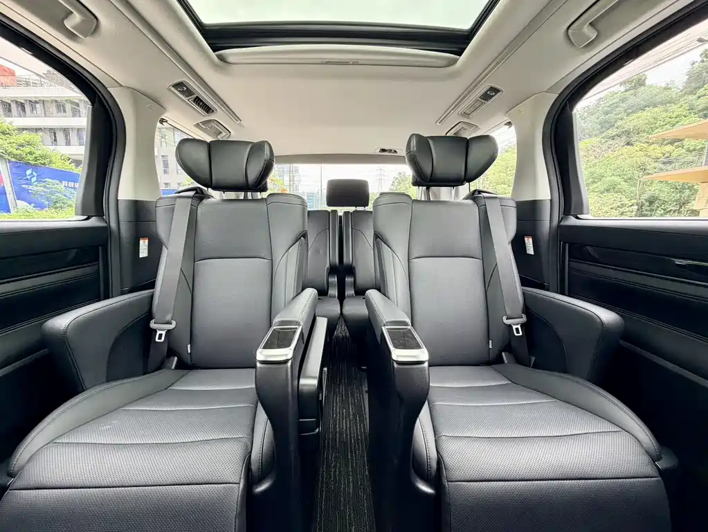 Toyota Alphard — фото 5