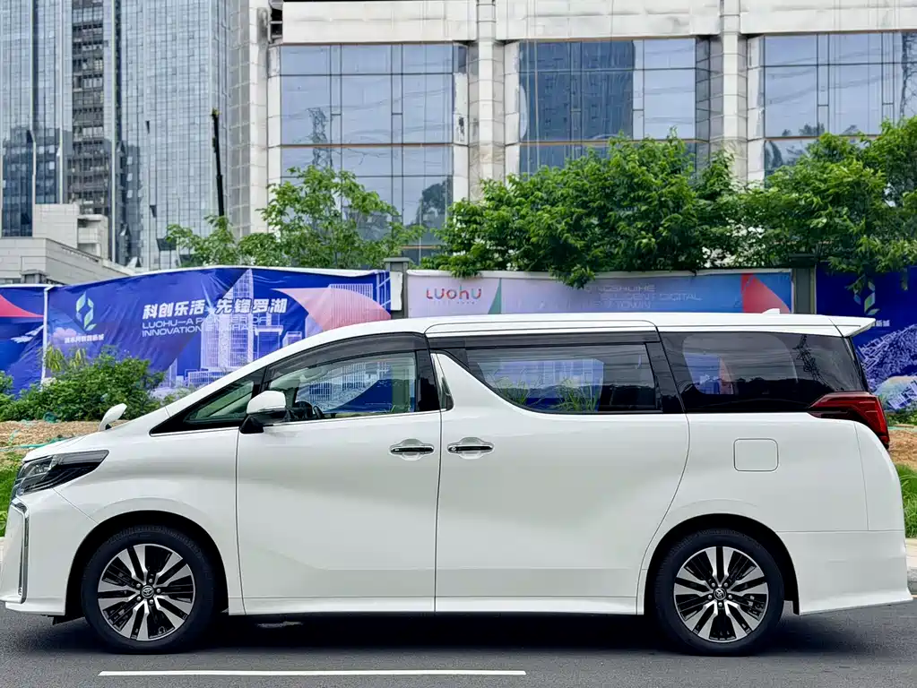 Toyota Alphard — фото 8
