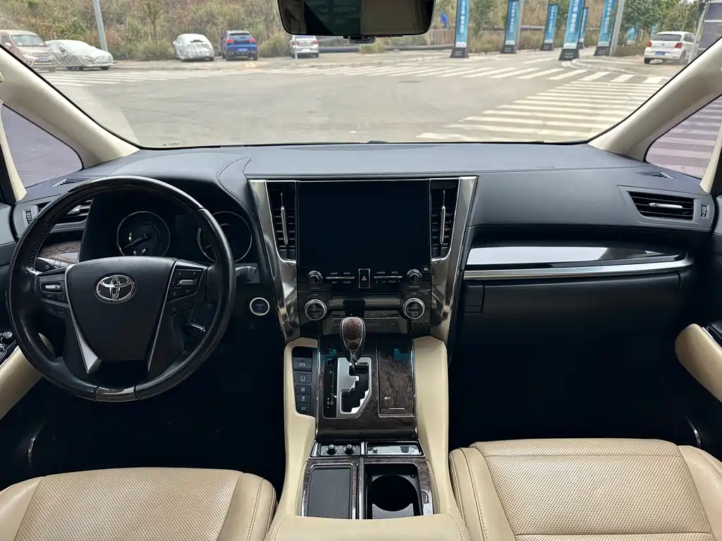 Toyota Alphard — фото 13