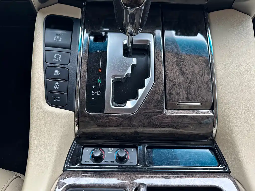 Toyota Alphard — фото 14