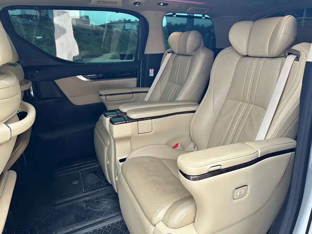 Toyota Alphard — фото 15