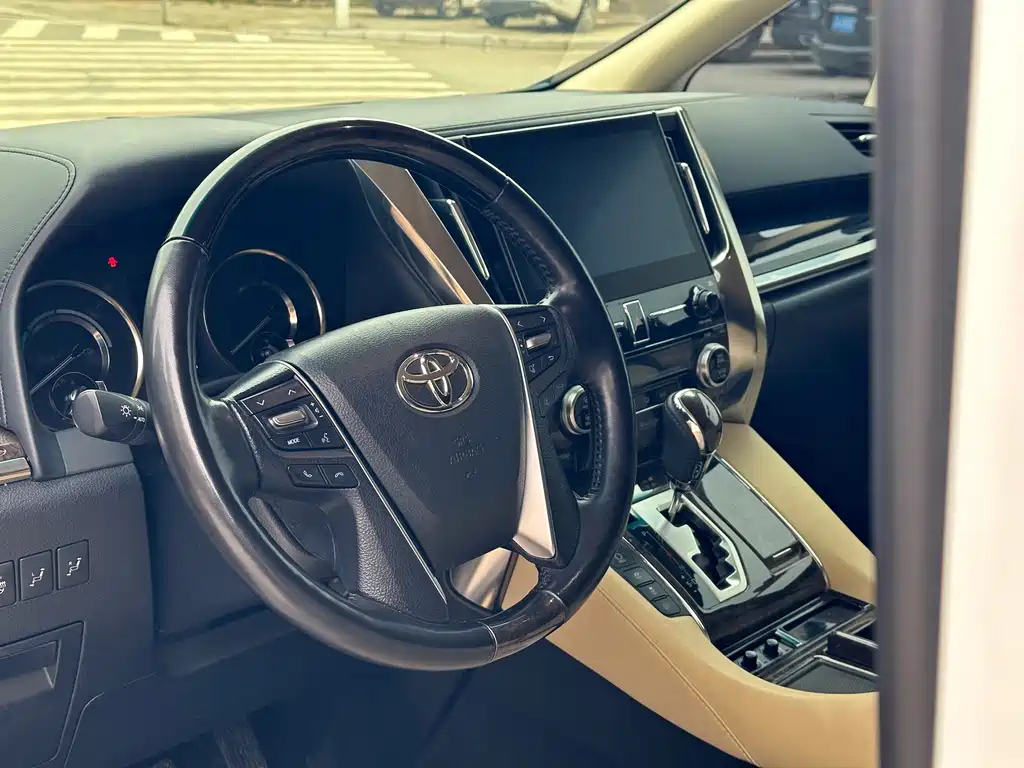 Toyota Alphard — фото 20