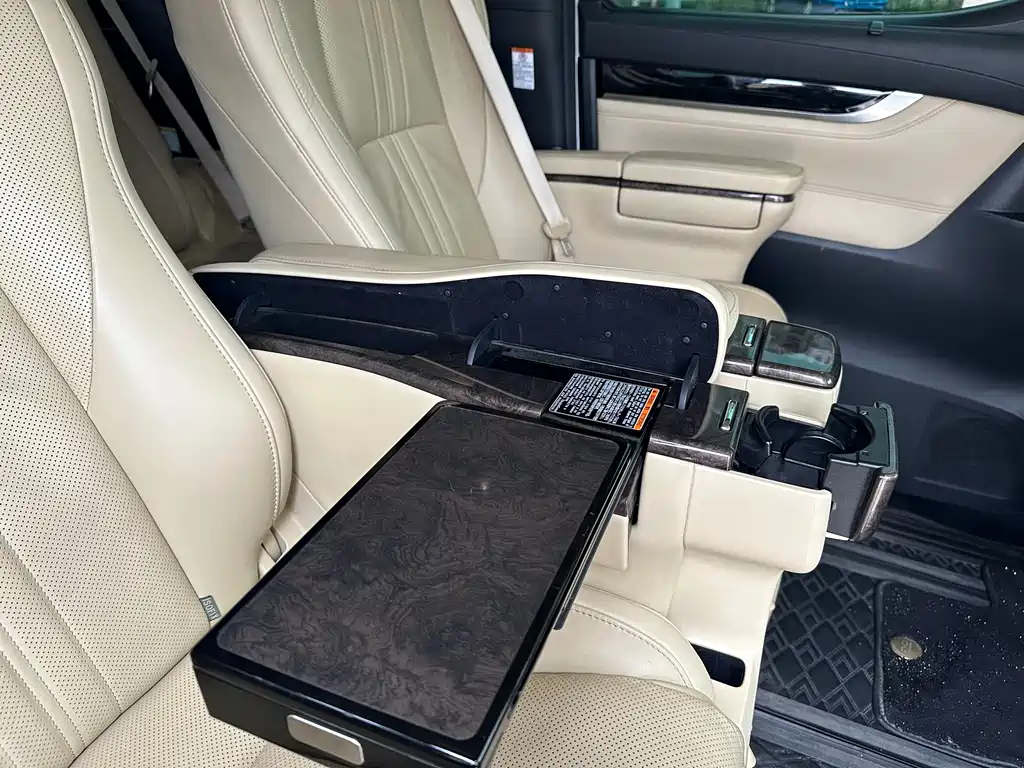 Toyota Alphard — фото 10