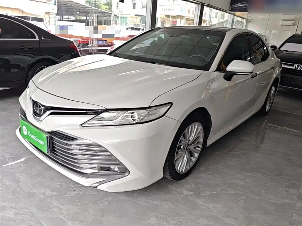 Toyota Camry — фото 2