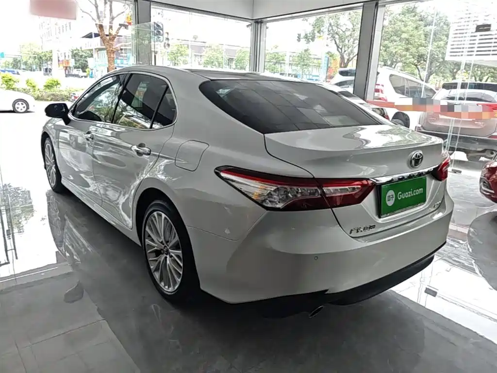 Toyota Camry — фото 5