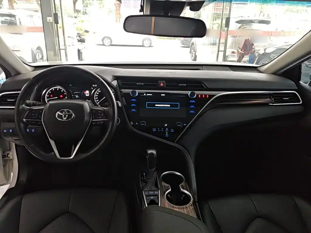 Toyota Camry — фото 10