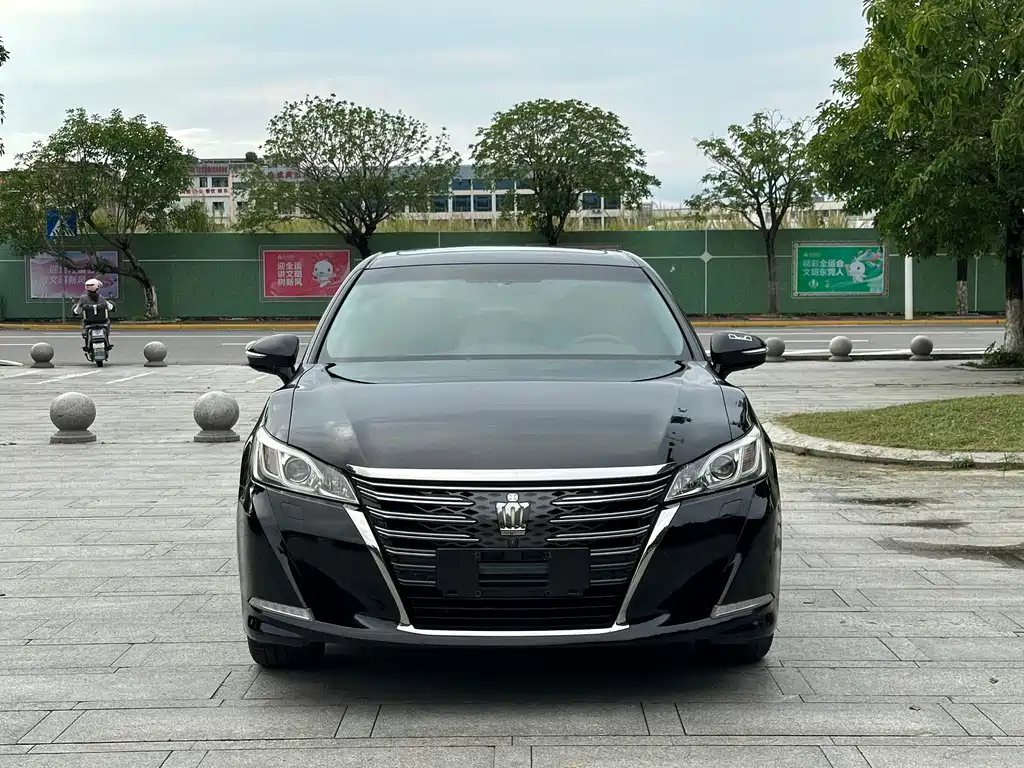 Toyota Crown — фото 2