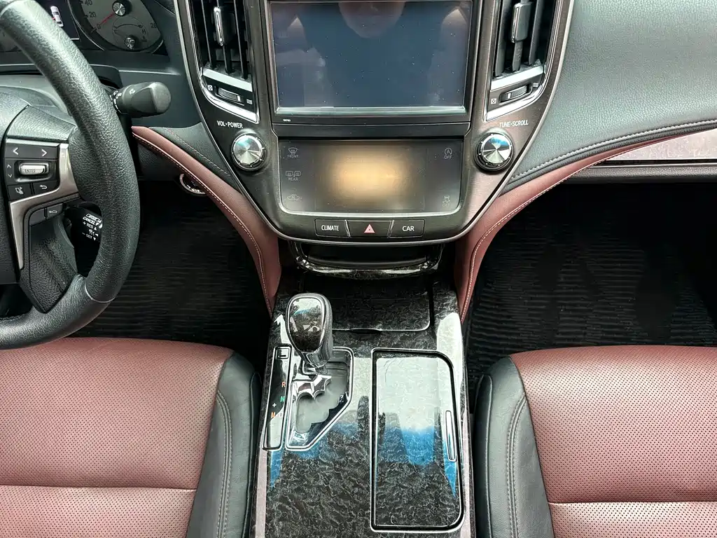 Toyota Crown — фото 11