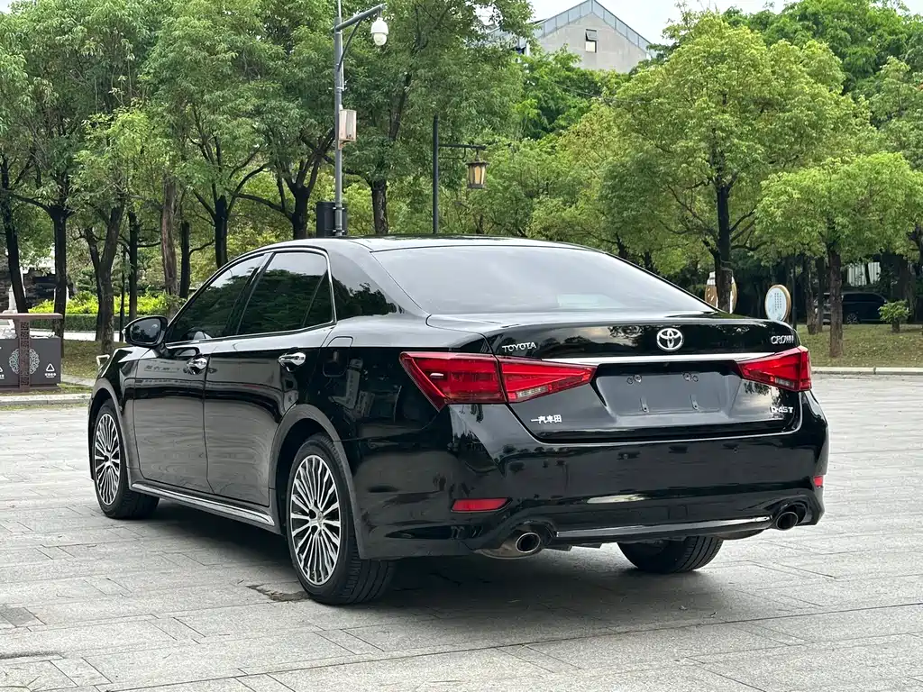 Toyota Crown — фото 17