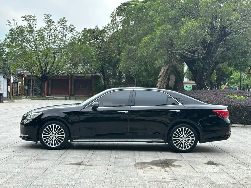 Toyota Crown — фото 18