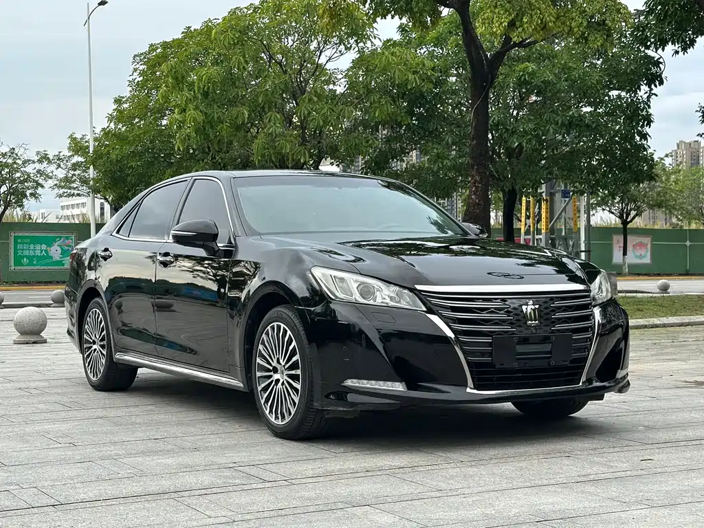 Toyota Crown — фото 3