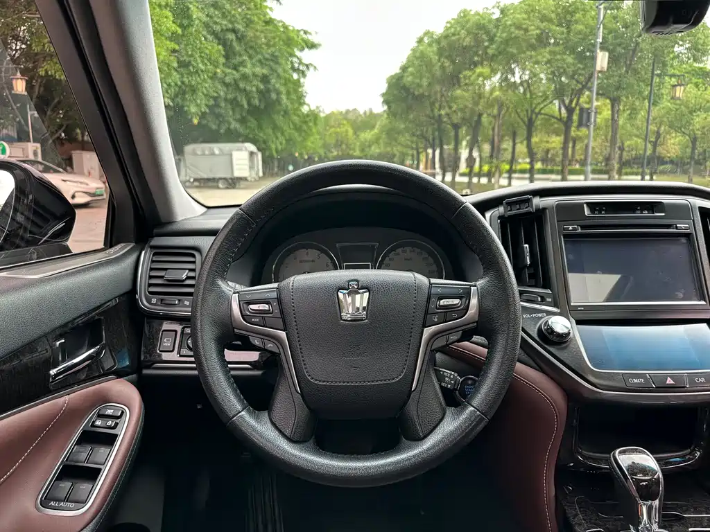 Toyota Crown — фото 10