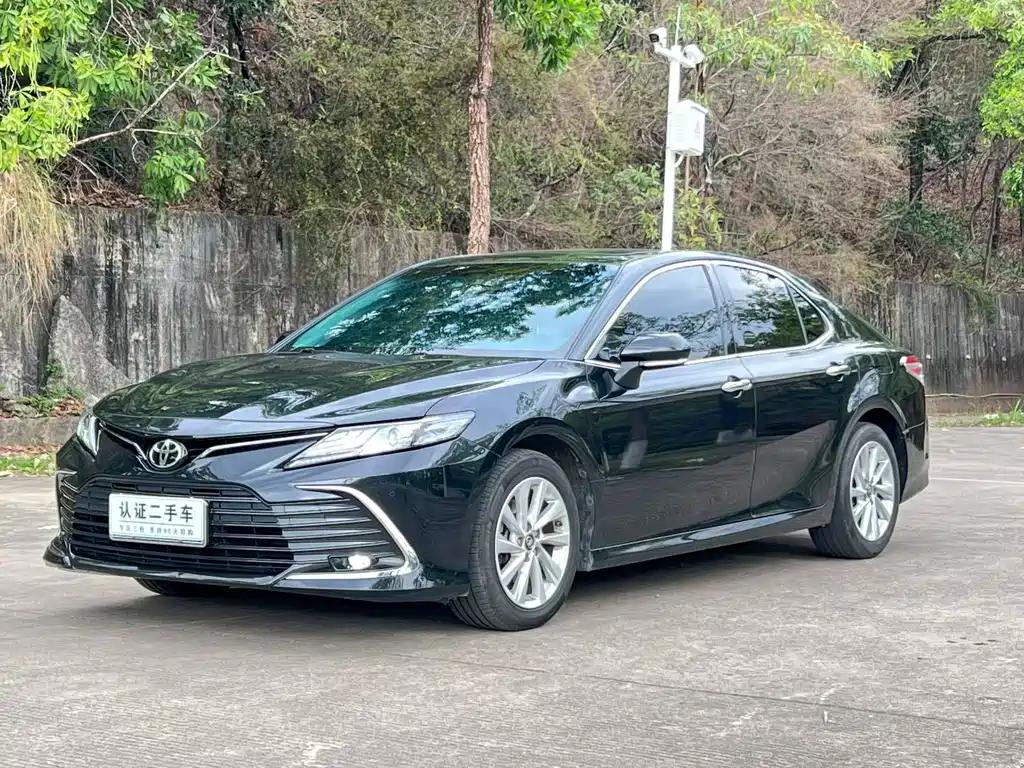Toyota Camry — фото 1