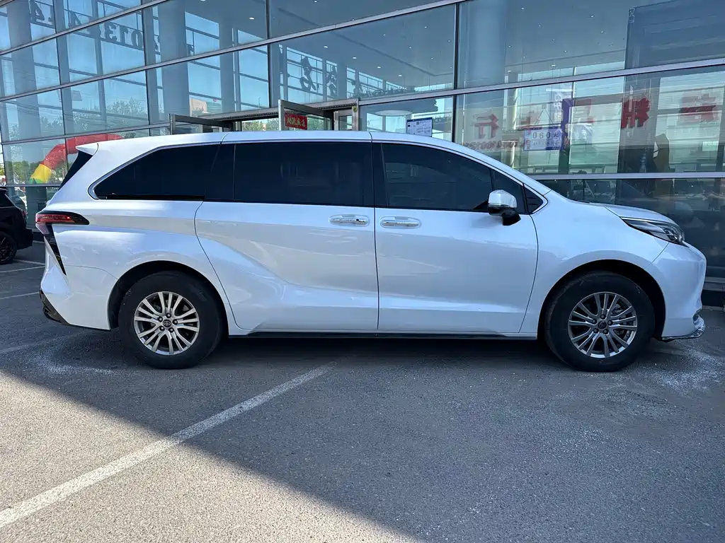 Toyota Sienna — фото 2