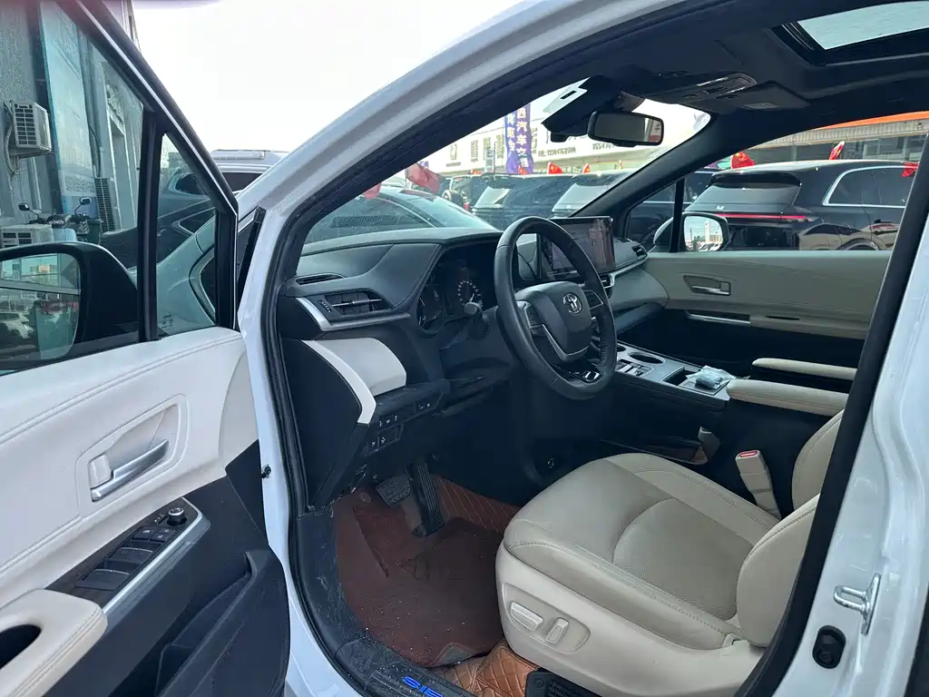 Toyota Sienna — фото 4