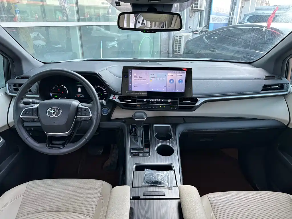 Toyota Sienna — фото 7