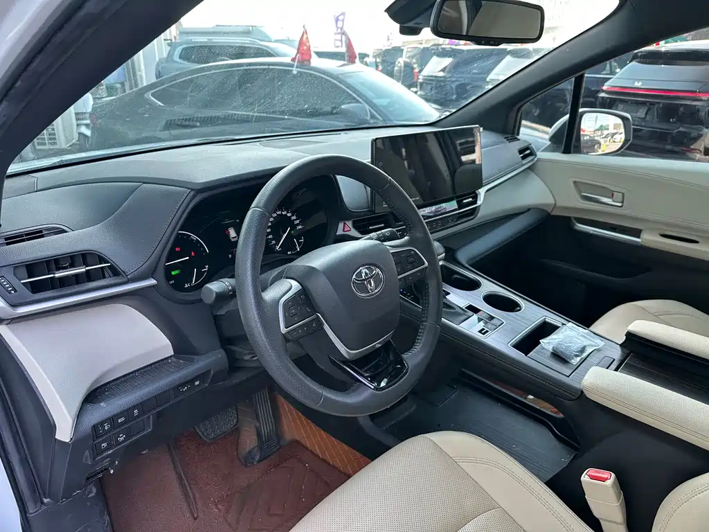 Toyota Sienna — фото 10