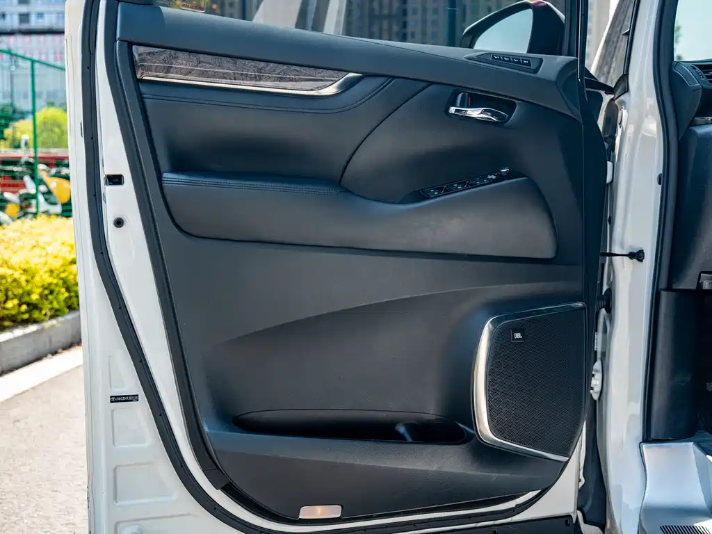 Toyota Vellfire — фото 13