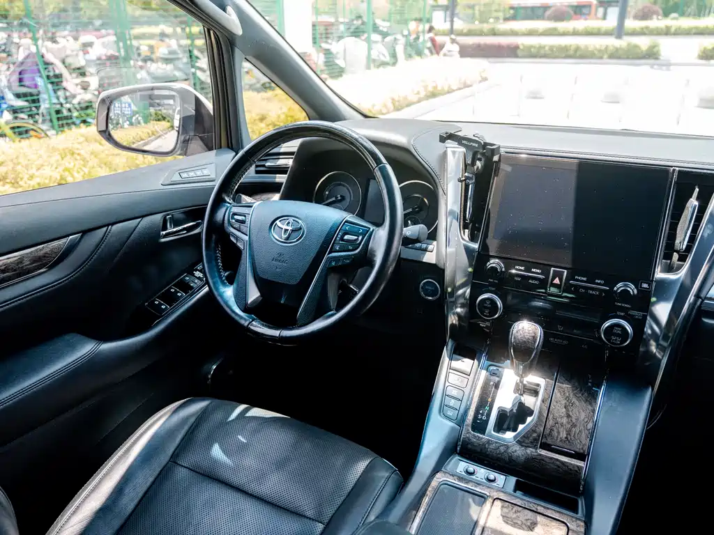 Toyota Vellfire — фото 7