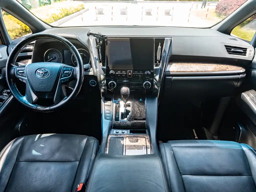 Toyota Vellfire — фото 8