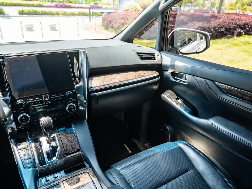Toyota Vellfire — фото 9
