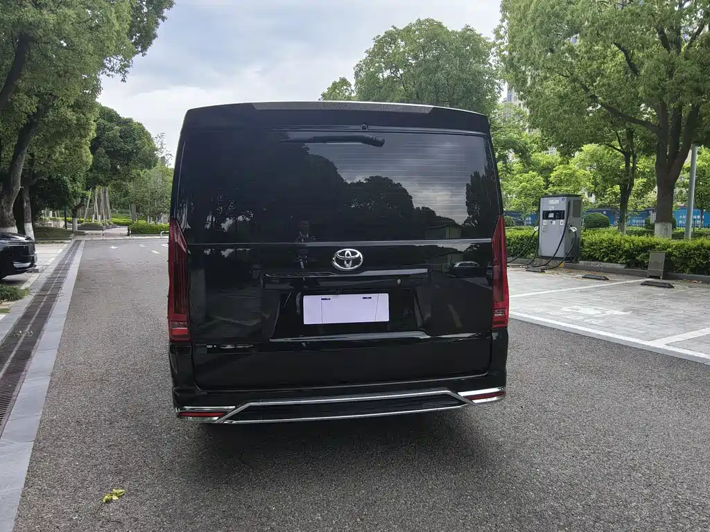 Toyota Hiace — фото 11