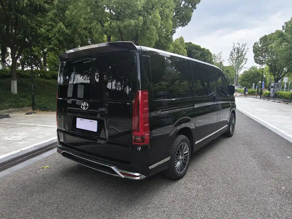 Toyota Hiace — фото 12