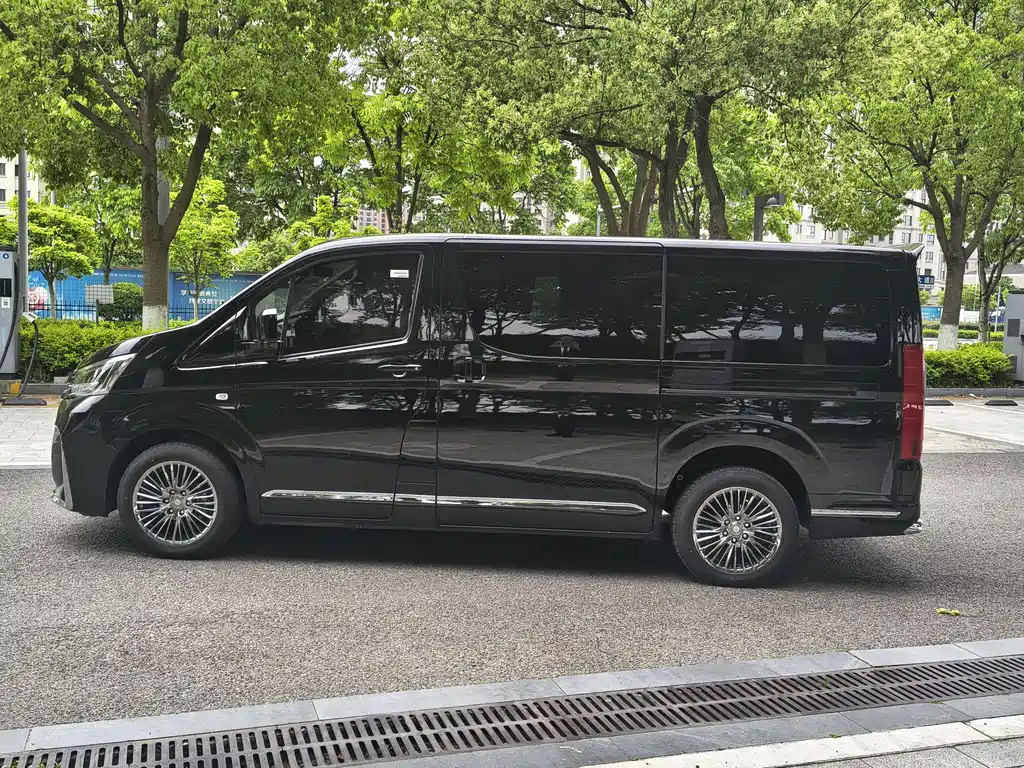 Toyota Hiace — фото 3