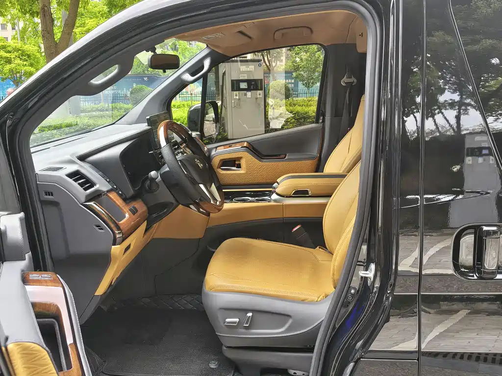 Toyota Hiace — фото 6