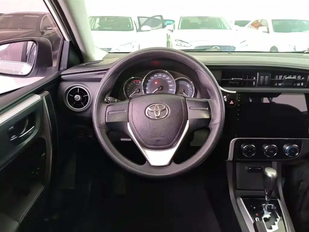 Toyota Corolla — фото 11