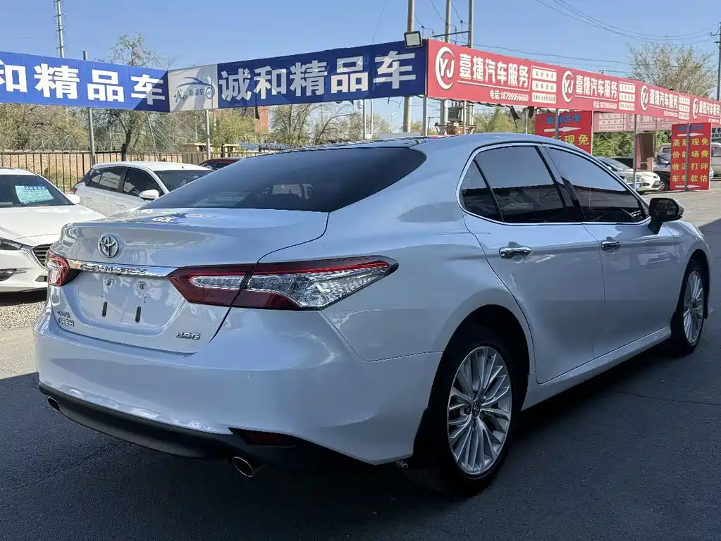 Toyota Camry — фото 9
