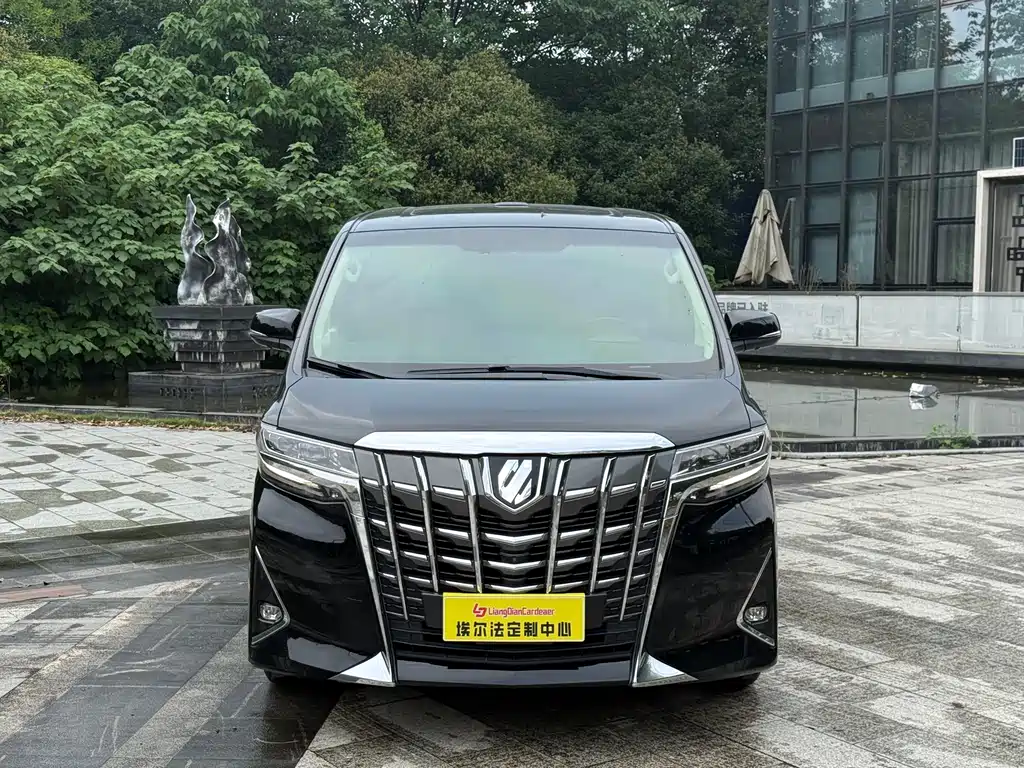 Toyota Alphard — фото 2